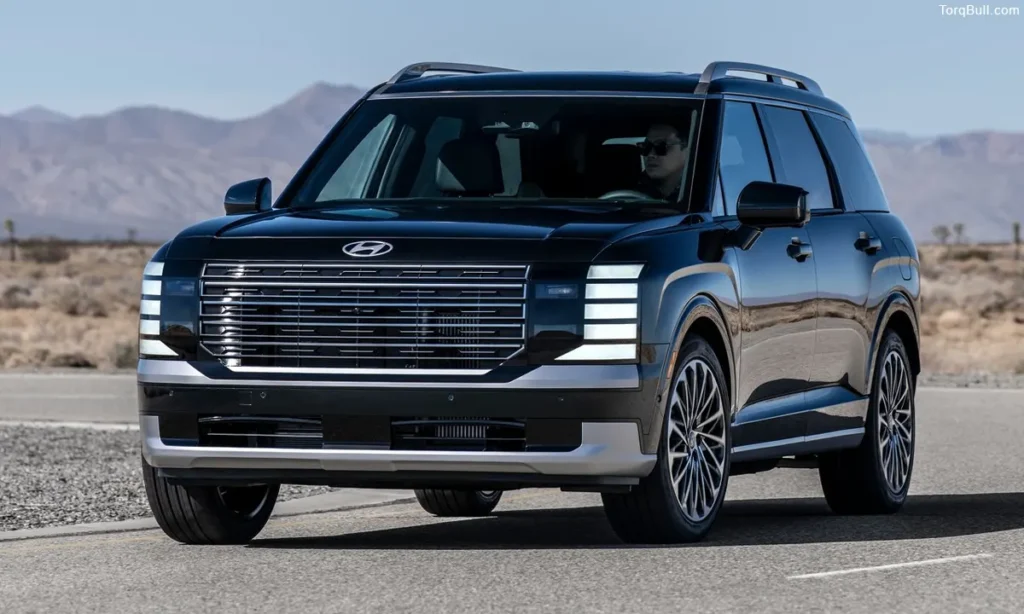 Hyundai Palisade front view on road 390485
