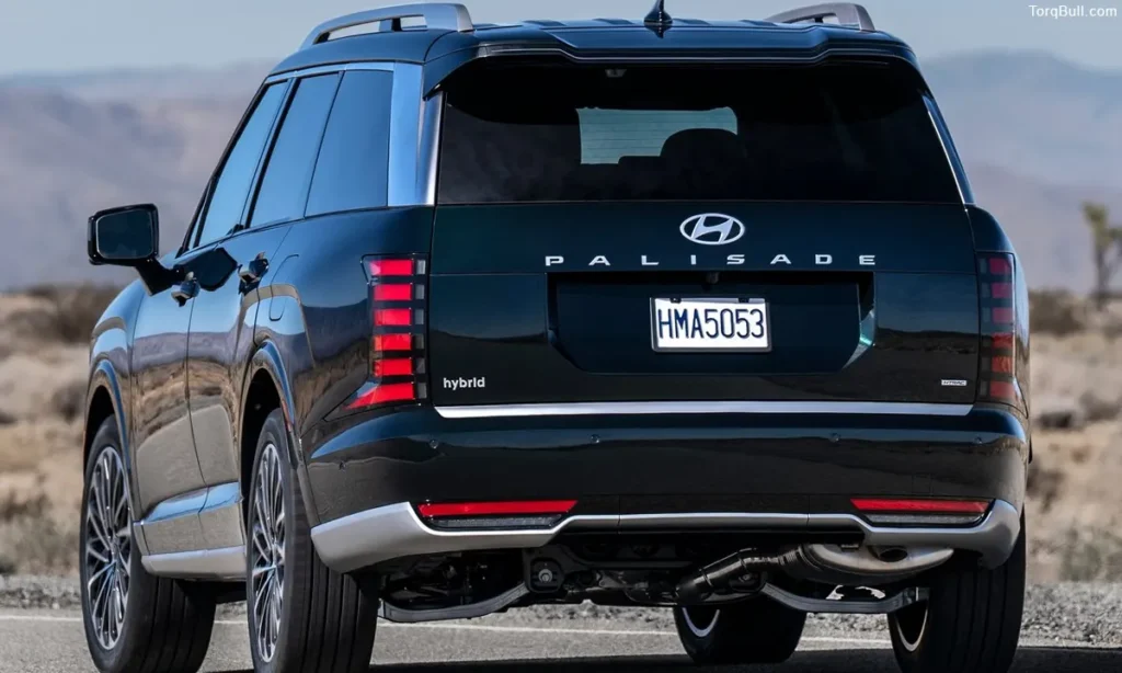 Hyundai Palisade back side on road 3890475