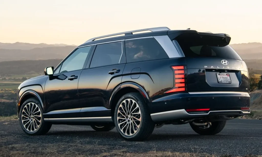 Hyundai Palisade rear view on road 349857