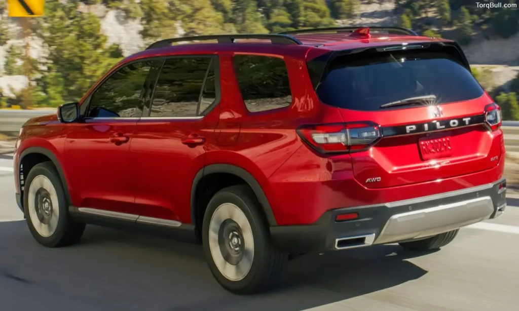 Honda Pilot rear view on road 3498075