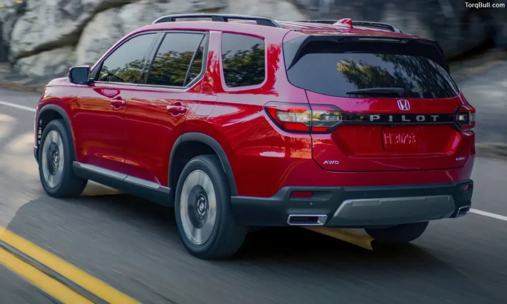 Honda Pilot Rear Profile on highway