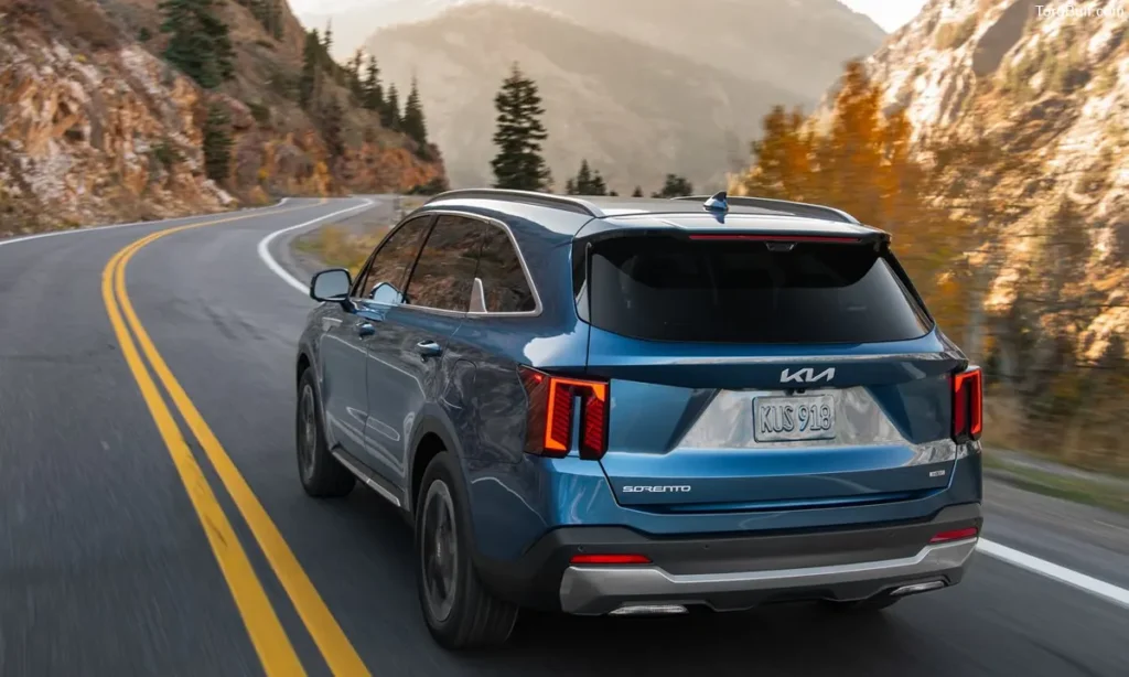 Kia Sorento rear view on mountain 34985