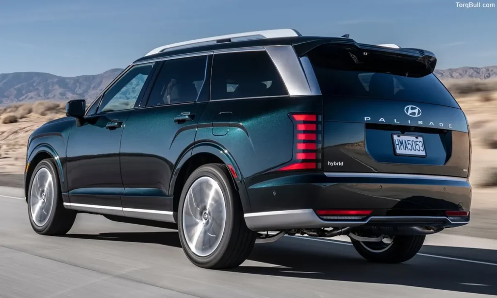 Hyundai Palisade rear view on road 3490875