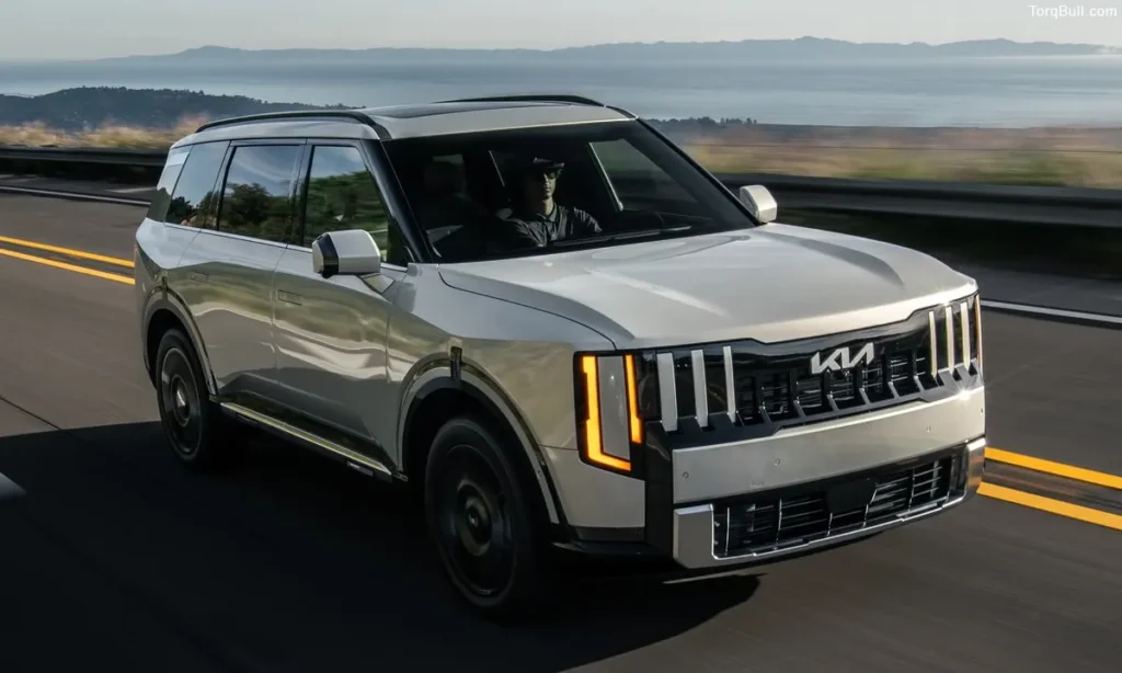 Kia Telluride front view on highway 203948