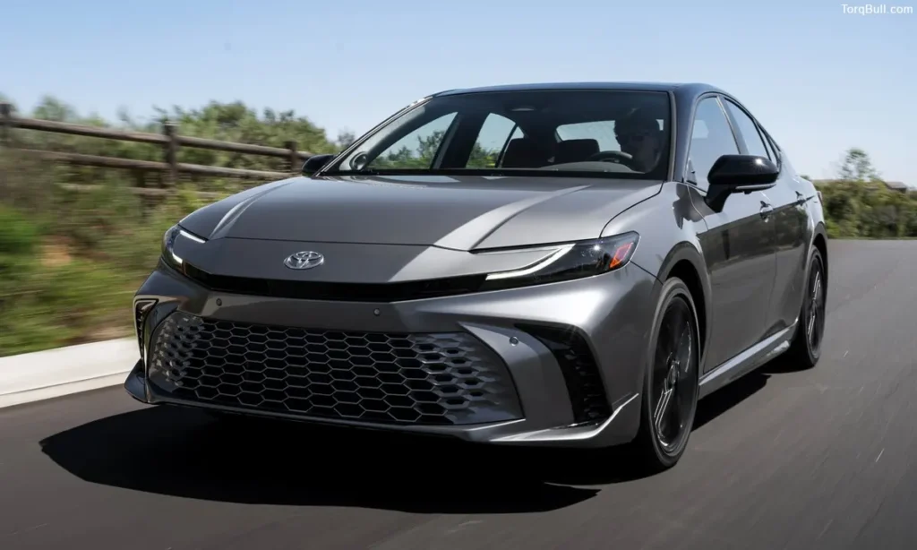 Toyota Camry On-road front view 904238