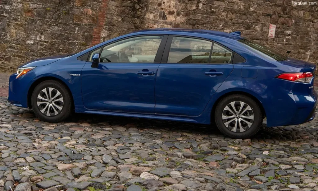 Toyota Corolla Hybrid side view 2908345