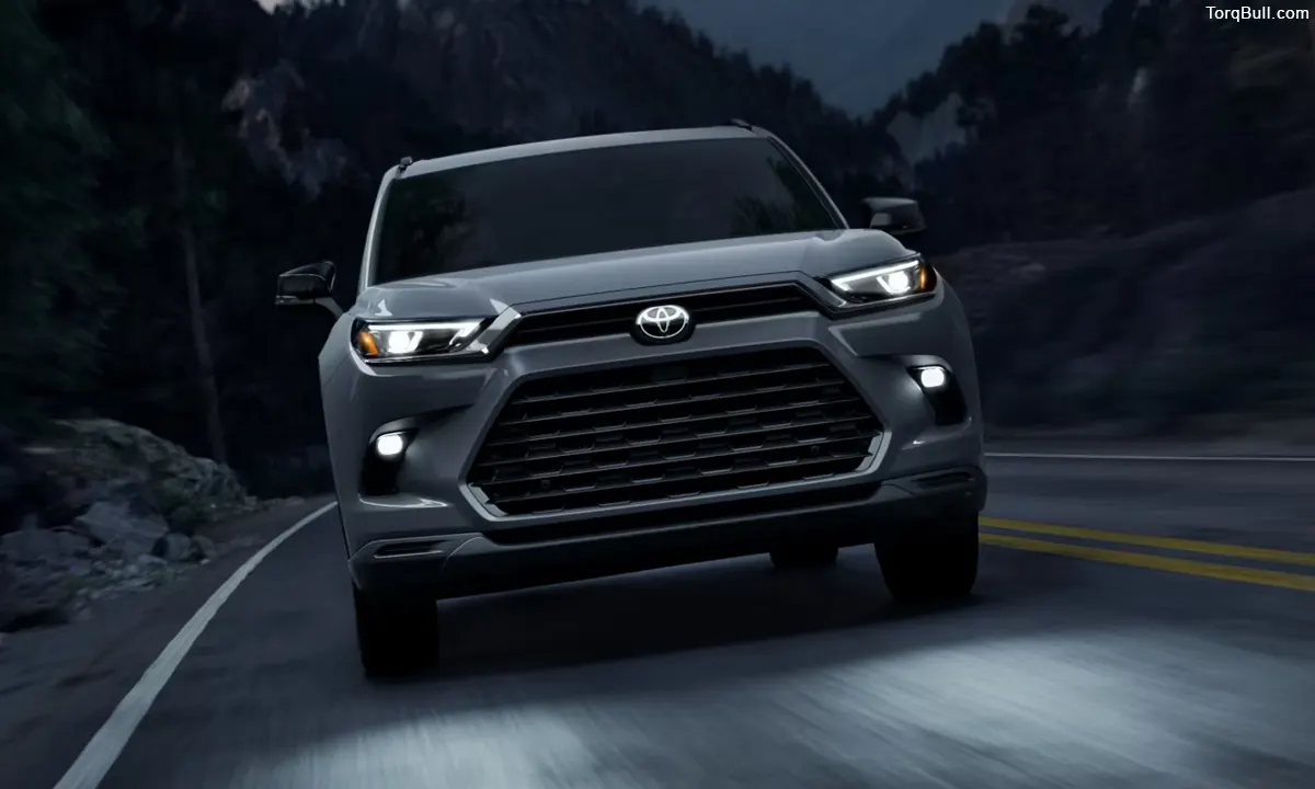 Toyota Grand Highlander Front view at night
