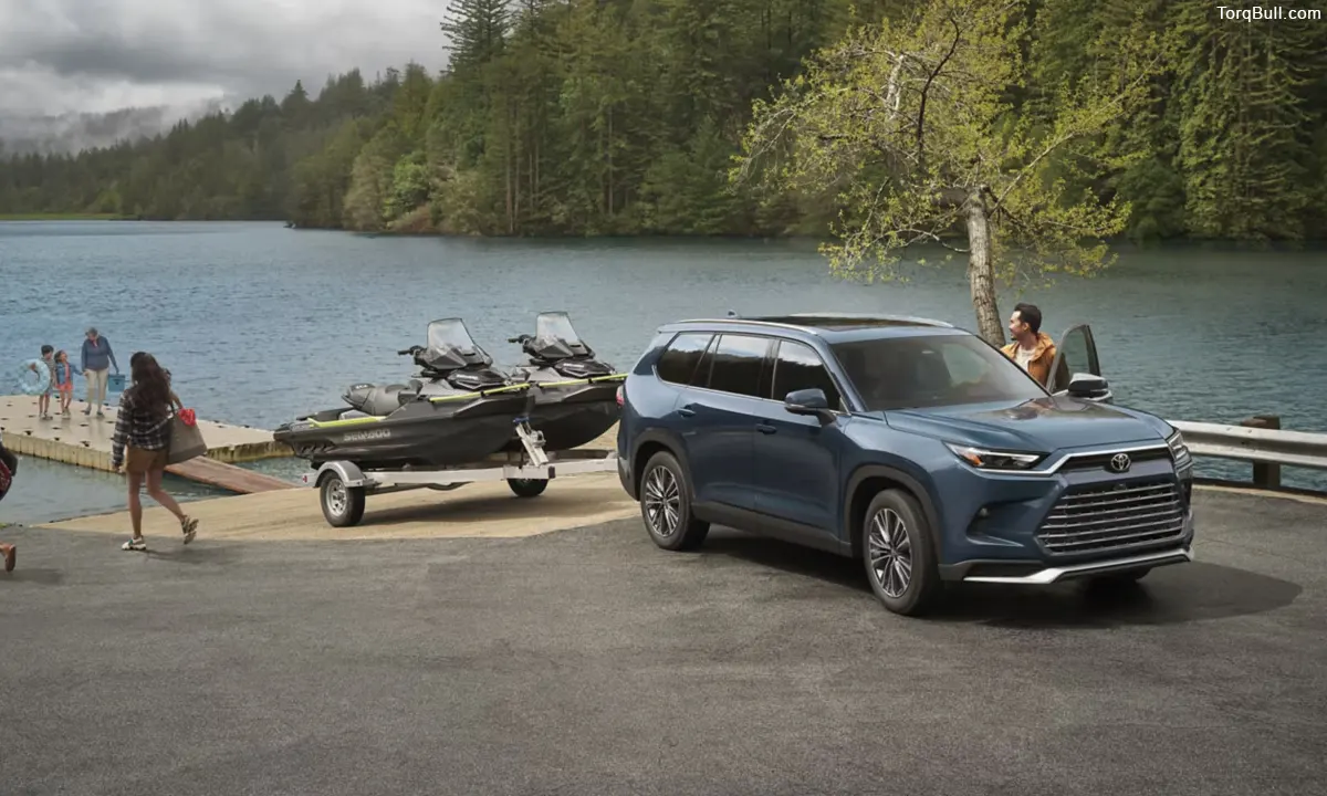 Toyota Grand Highlander towing a boat near lake
