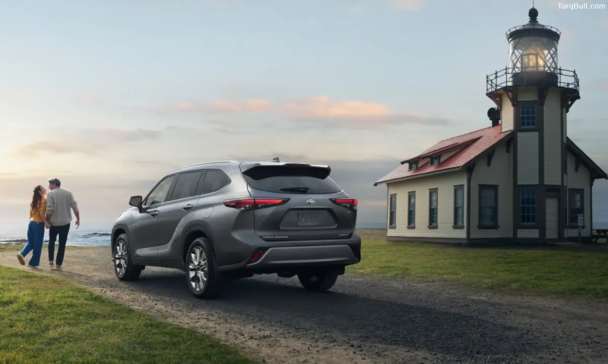 Toyota Highlander rear view near light house
