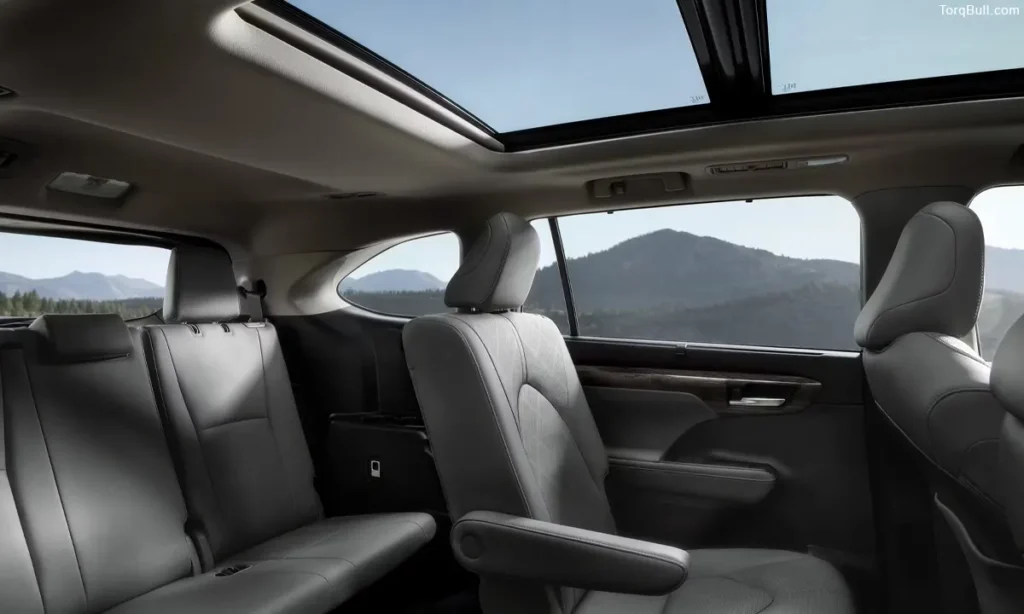Toyota Highlander panaromic sunroof cabin