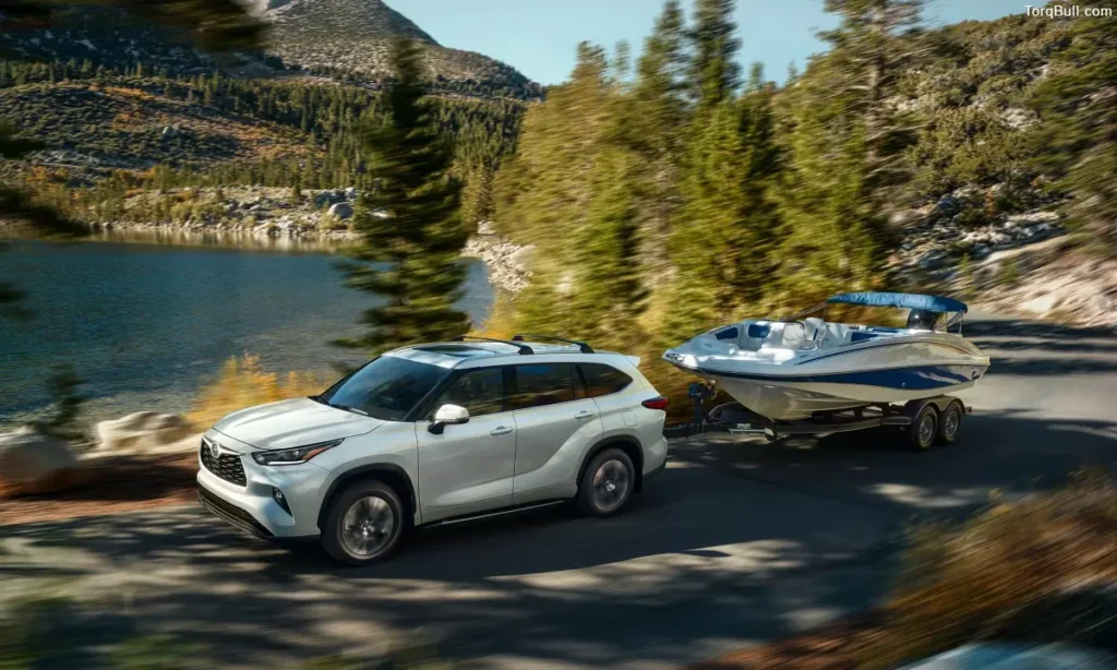 Toyota Highlander towing a boat near lake