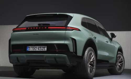 Photo: Porsche Audi Q8 e-tron vs. Porsche Cayenne Electric