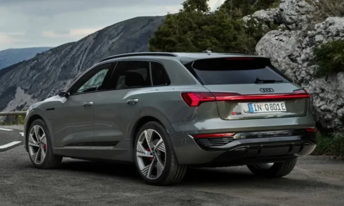 Photo: Audi Audi Q8 e-tron vs. Porsche Cayenne Electric