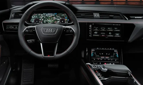 Photo: Audi Audi Q8 e-tron vs. Porsche Cayenne Electric