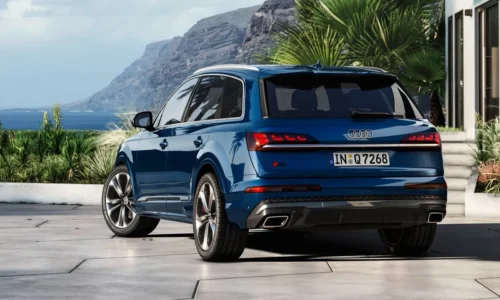 Photo: Audi BMW X7 vs Audi Q7 Which One Should You Buy