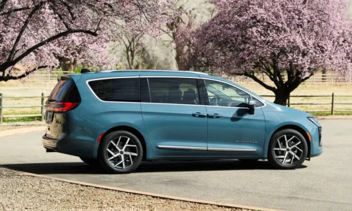 Photo: Chrysler 2027 Chrysler Pacifica