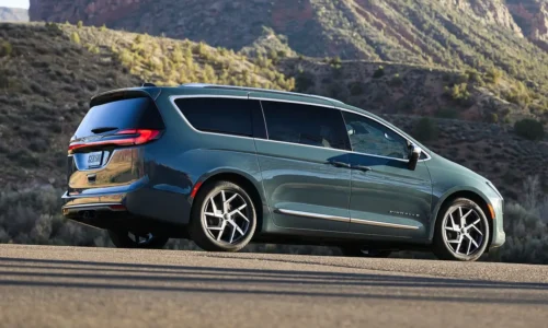 Photo: Chrysler 2027 Chrysler Pacifica